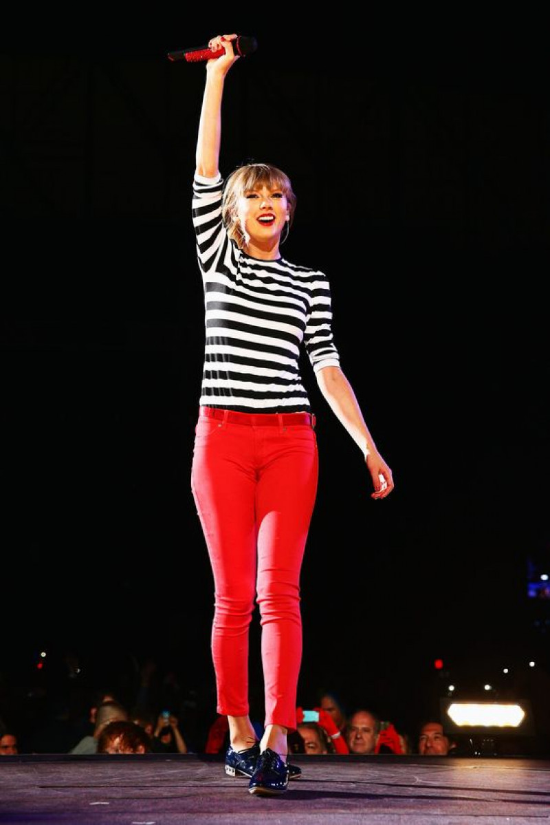 performing arts, concert tour, the red tour, taylor swift, red jeans, dark blue and navy formal shoe