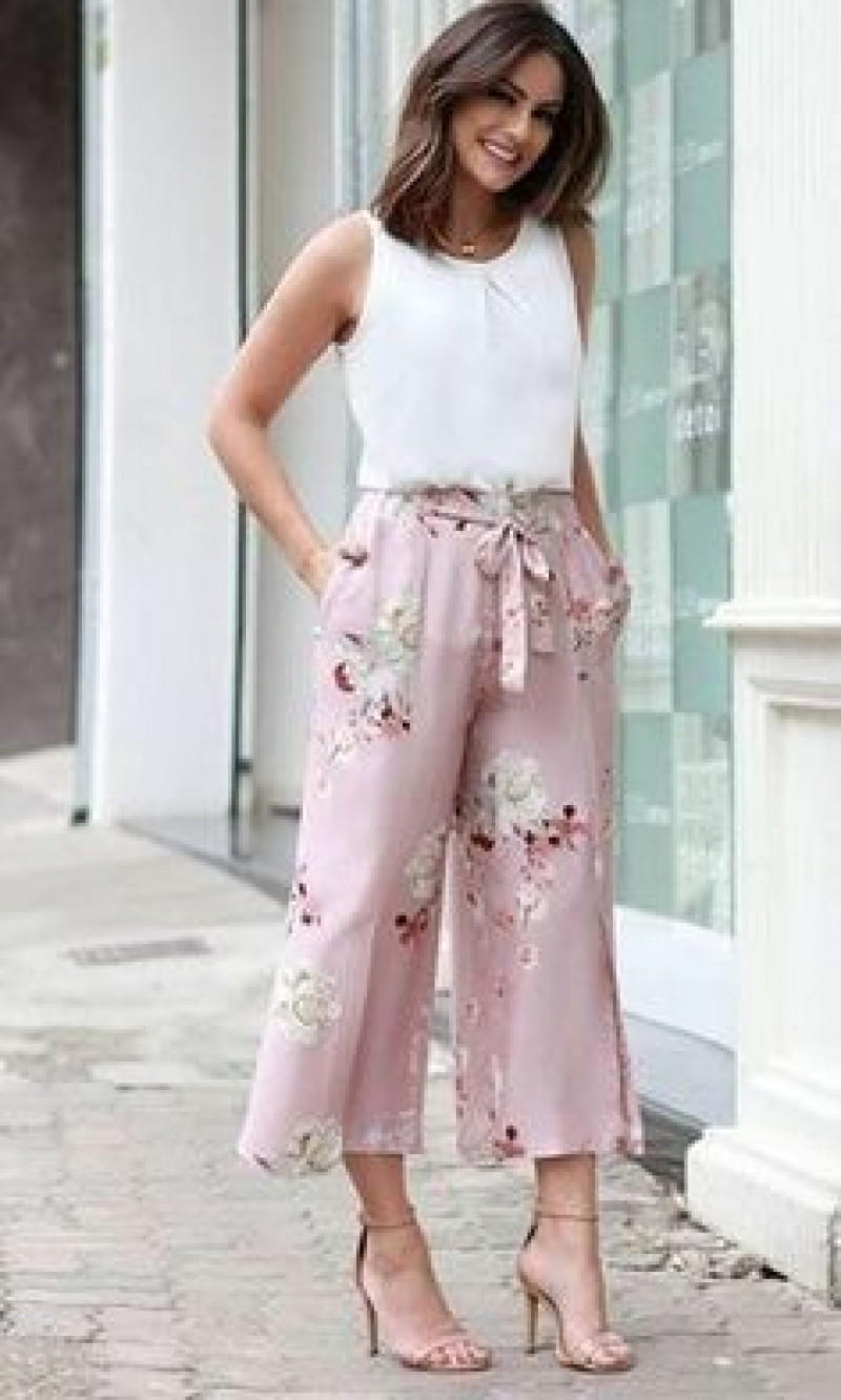 pantacourt de viscose, formal trousers, formal wear, capri pants, pink casual trouser, white crop top, beige formal sandal