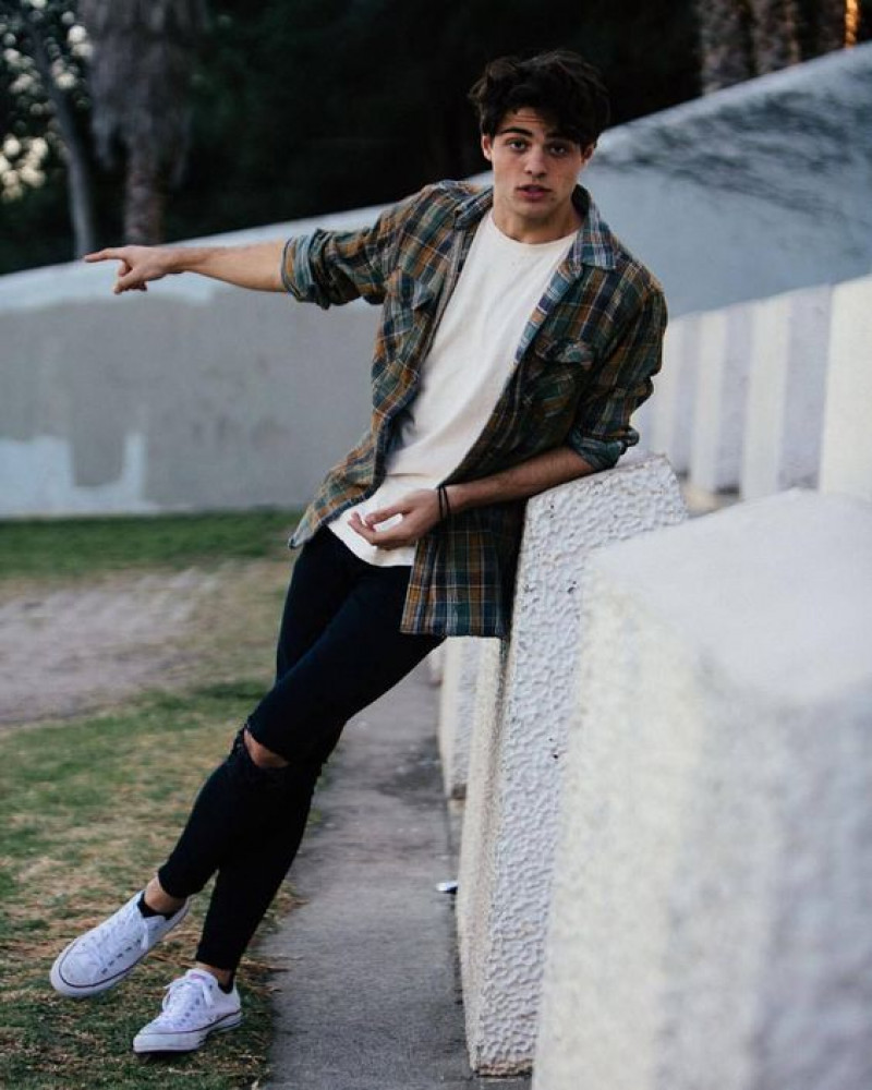 noah centineo estilo, to all the boys: p.s. i still love you, to all the boys i've loved before, peter kavinsky, noah centineo, the fosters, black hair, lara jean, shirt, black casual trouser, white sneaker