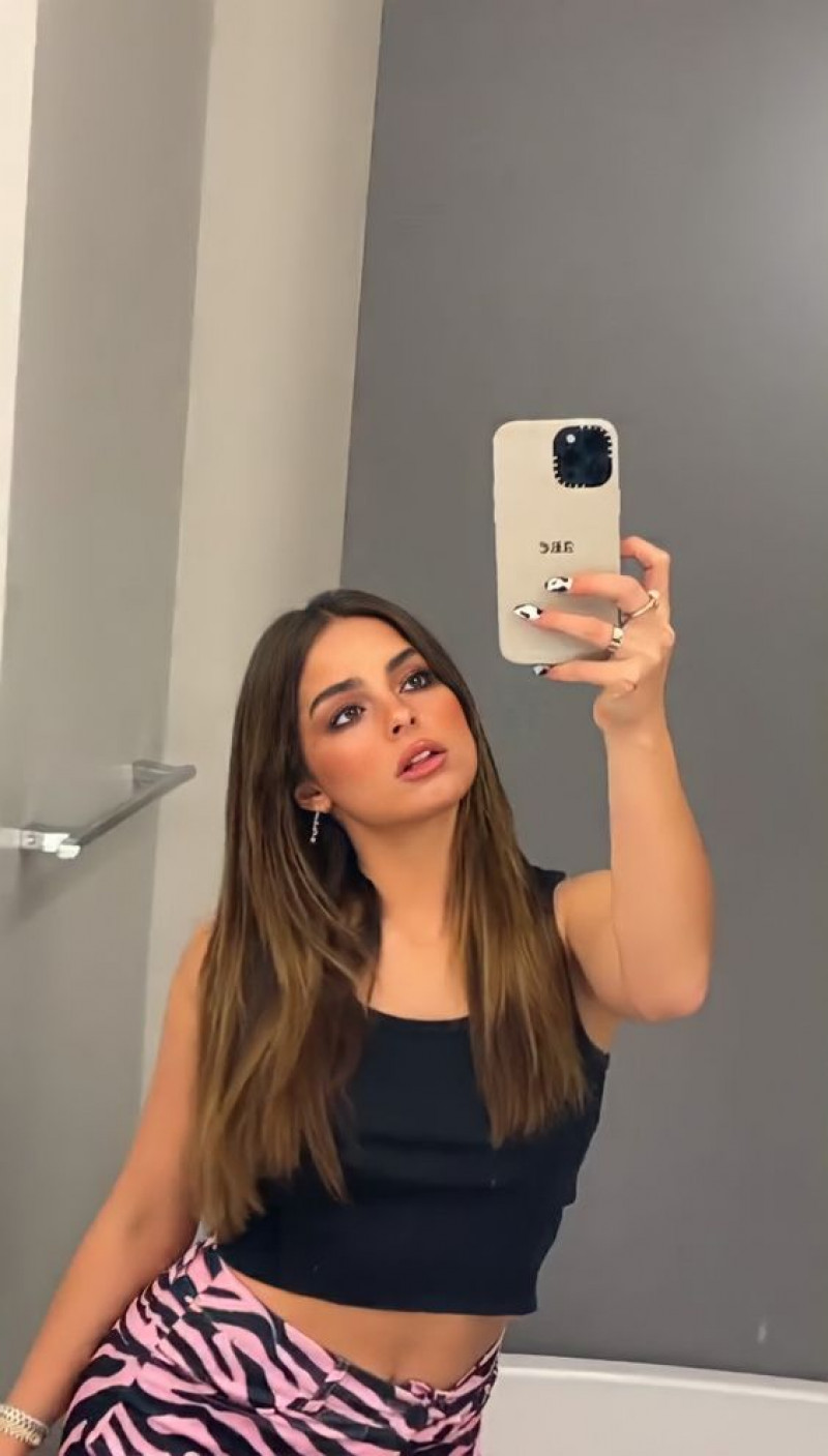 addison rae, black crop top