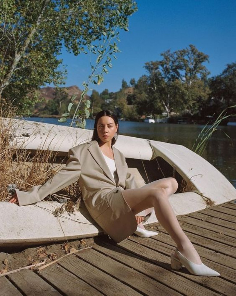 Aubrey Plaza sexy pose