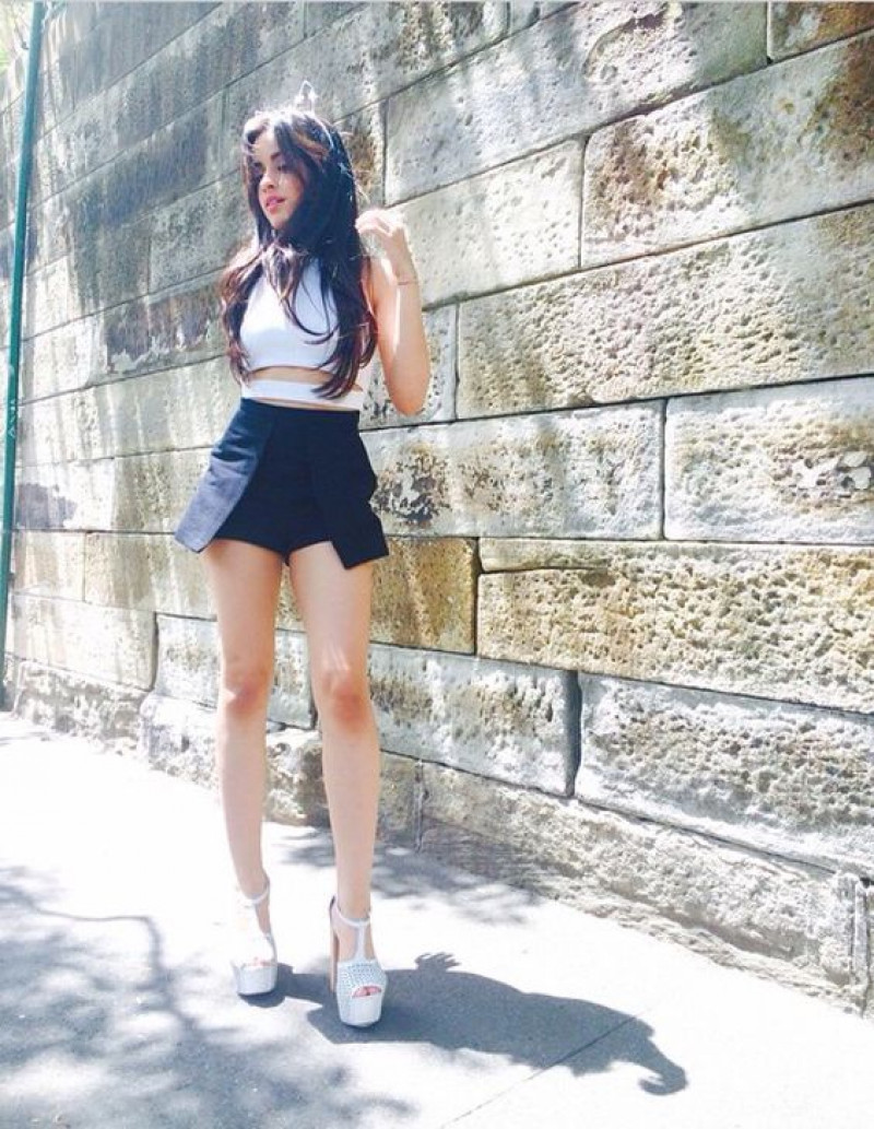 camila cabello falda sexy, camila cabello, fifth harmony, blue denim short, crop top, white formal sandal, white formal pump