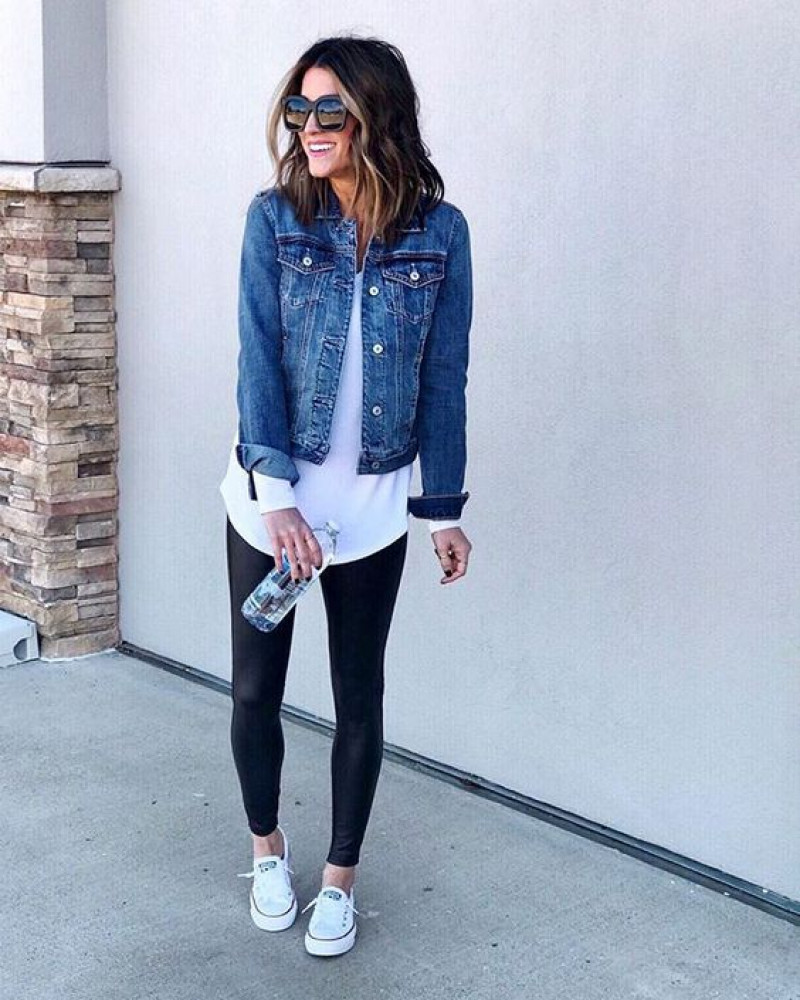cute jean jacket outfits with leggings, oversized jean jacket, blue denim jeggings, cute jean jacket, jean jacket, light blue casual jacket, black sportswear legging, white sneaker