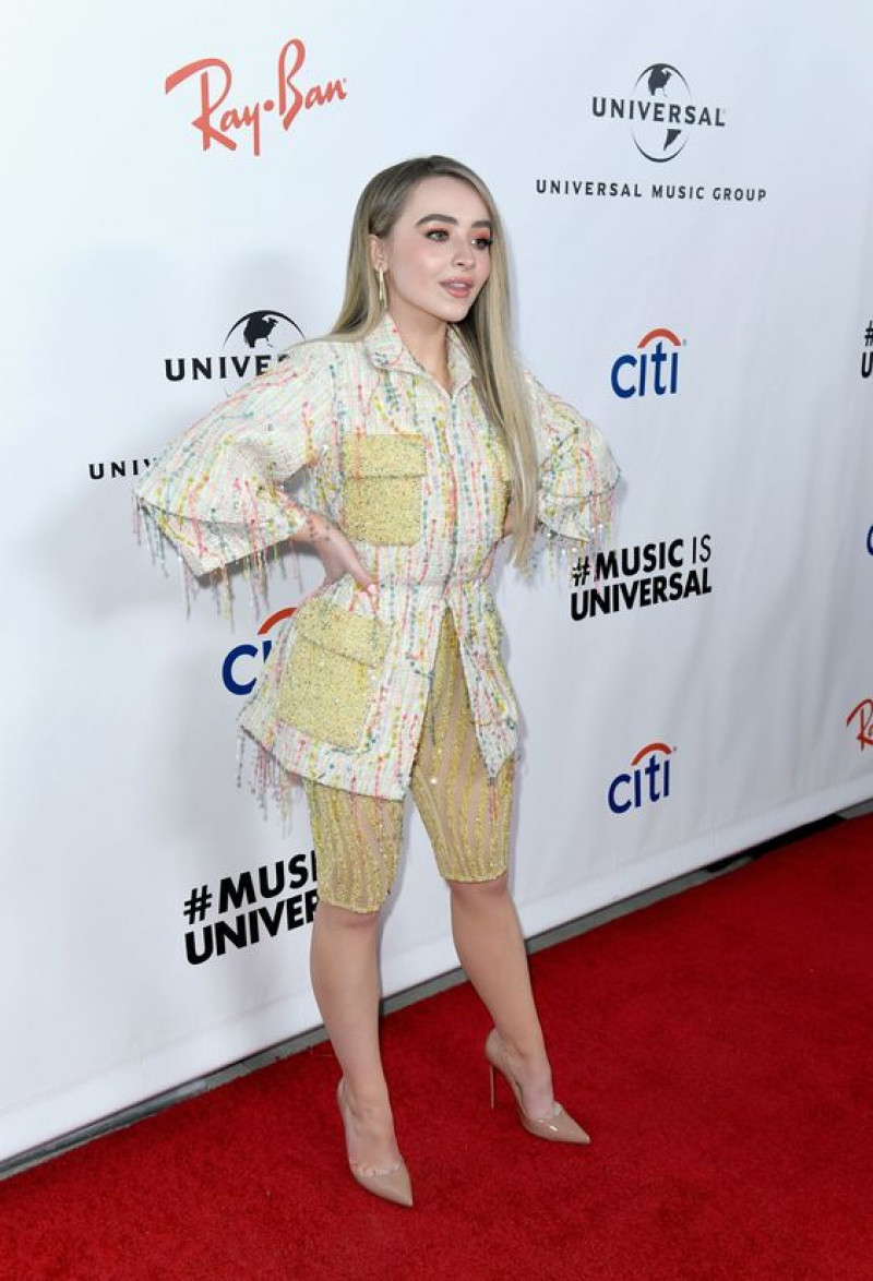 fashion model, 61st annual grammy awards, universal music group, sabrina carpenter, red carpet, sue me, hotpant, red pump