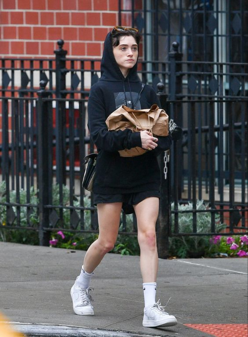 natalia dyer walking, screen actors guild awards, stranger things, natalia dyer, white trainer, white classic sock sock