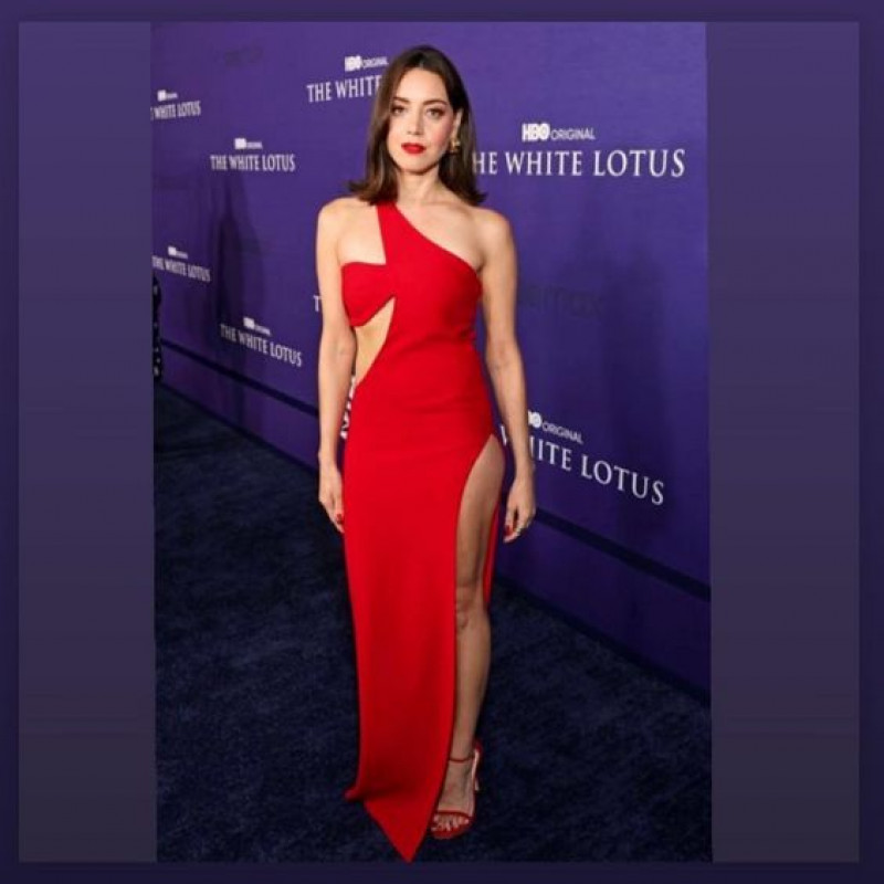 Aubrey Plaza sexy red dress