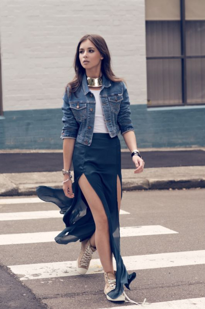 outfit con faldas largas abiertas, jean jacket, crop top, blue a-line skirt, blue casual jacket, dark blue and navy trainer, beige chelsea and ankle boot
