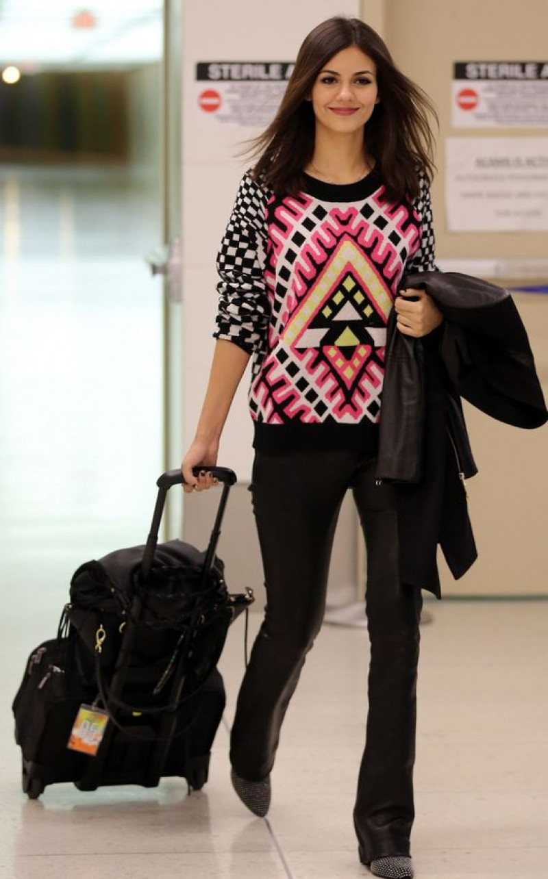 fashion model, celebrity street style, high street fashion, luggage and bags, airport fashion, black jeans, t-shirt