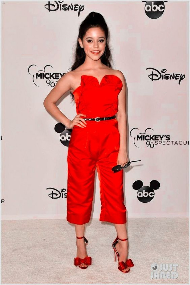 jenna ortega outfits, jenna ortega, red carpet, red formal sandal