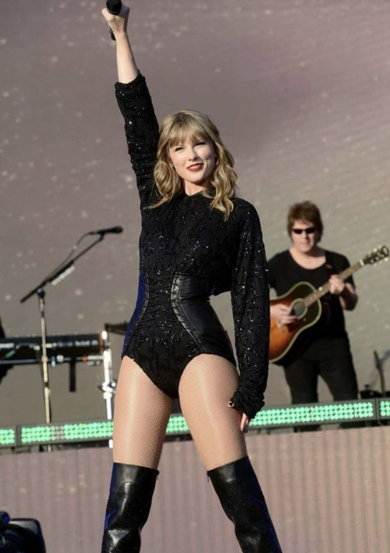 taylor swift, pop music, black casual boot chelsea and ankle boot