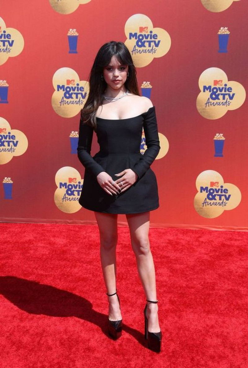 jenna ortega fashion, 2022 mtv movie & tv awards, mtv movie & tv awards, jenna ortega, formal wear, red carpet, black mini Dress, black pump