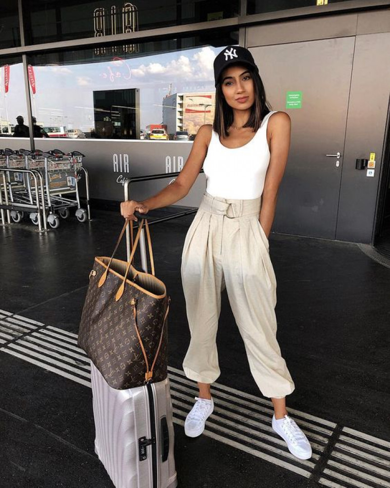 airport outfits, beige casual trouser, white top, white trainer, white sneaker