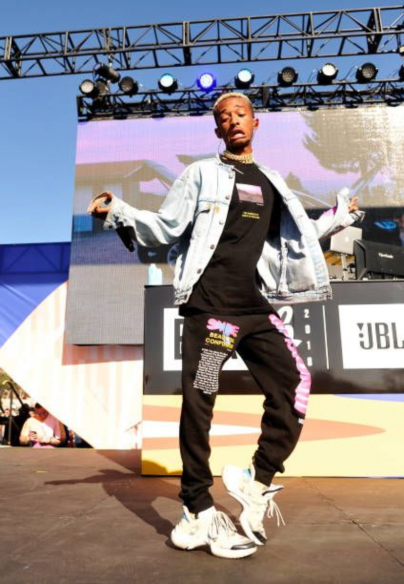 performance, jaden smith, shirt, white trainer