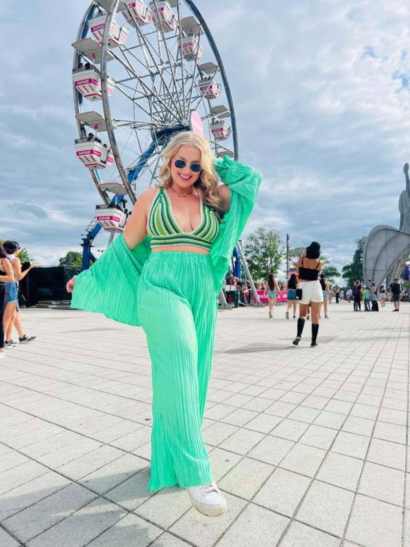 vacation, graphic design, ferris wheel, green jeans, white sneaker