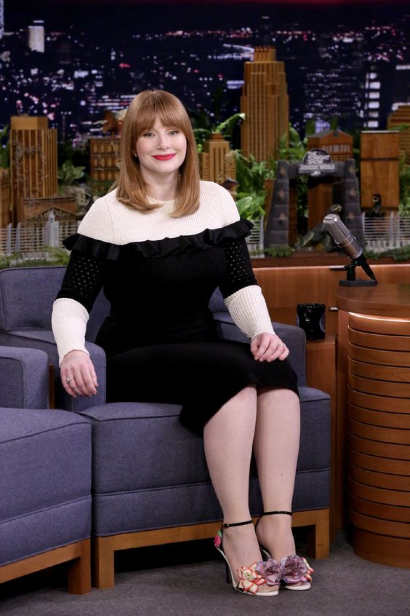 bryce dallas howard feet, bryce dallas howard, high-heeled shoe