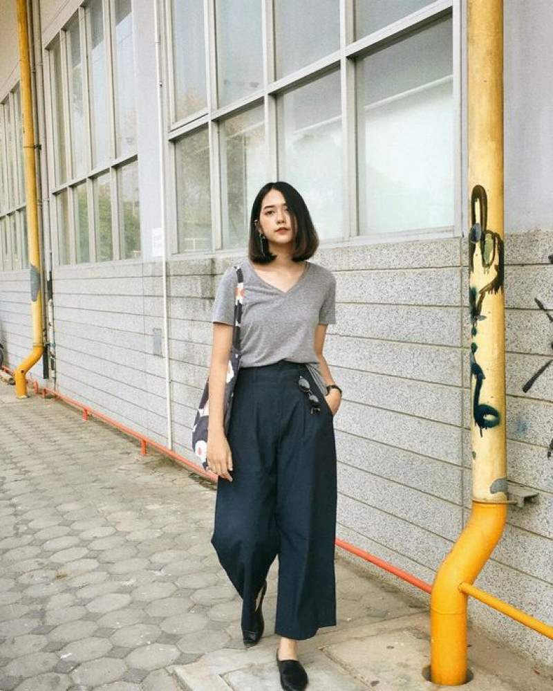 navy pants and grey tee