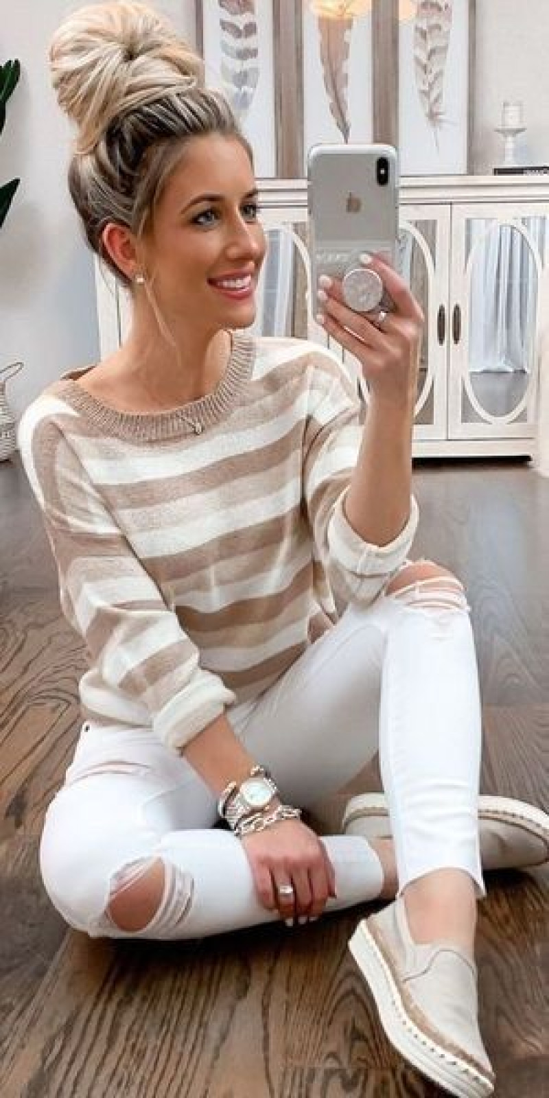 beige sweater, white casual trouser, white free time shoe