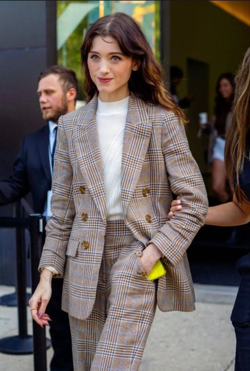 natalia dyer in a suit, natalia dyer, beige suit jackets and tuxedo, suit trouser