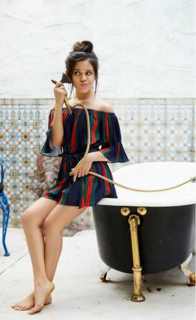 sexy jenna ortega feet, celebrity style, jenna ortega, black hair, day dress, mini Dress