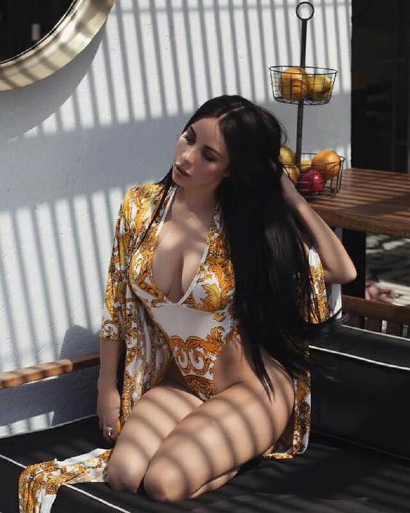 fashion model, jimena sánchez, black hair