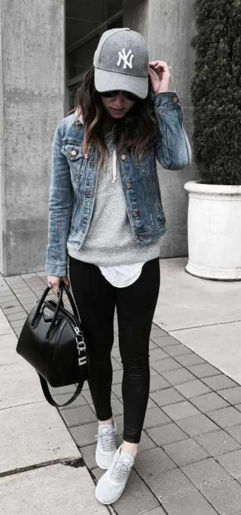 outfits athleisure, athleisure style, jean jacket, light blue casual jacket, black casual trouser, white trainer