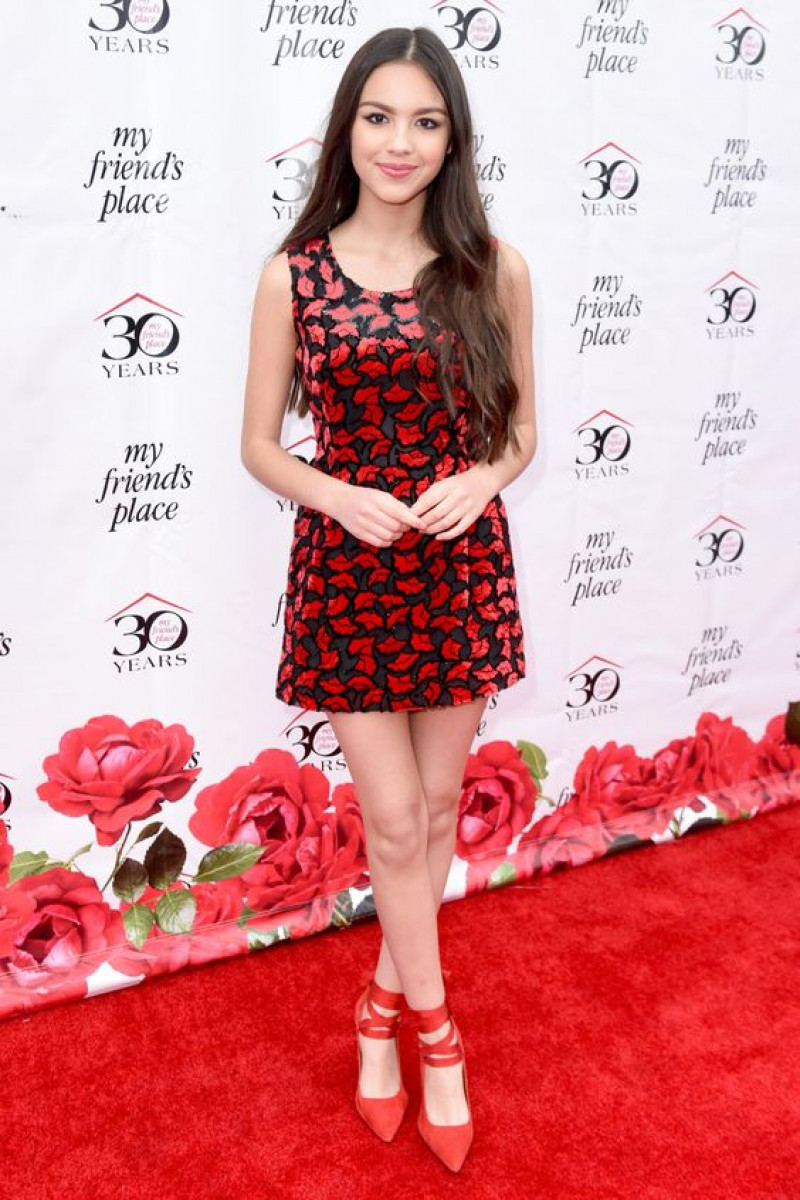 olivia rodrigo red outfits, olivia rodrigo, prom dresses, red carpet, mini Dress, red pump, red mary jane shoe