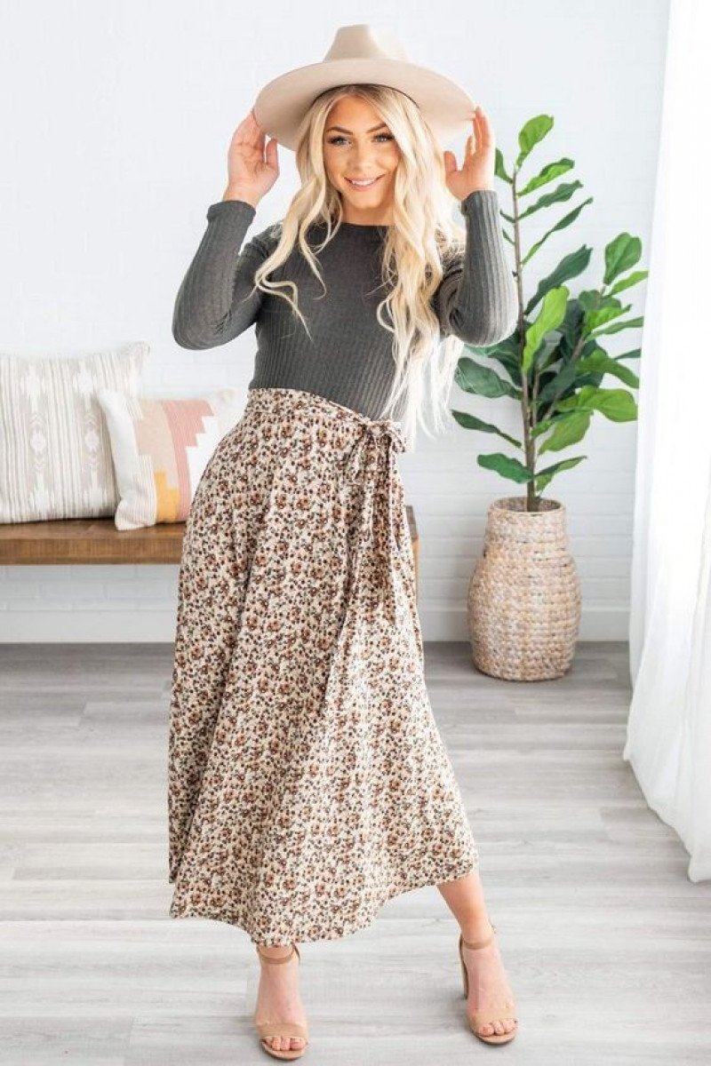 modest outfits, modest fashion, jen clothing, maxi dress, beach skirt skirt, grey sweater, beige formal sandal