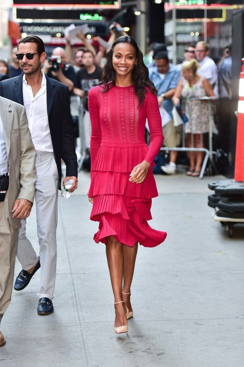 zoe saldana style, celebrity street style, zoe saldana, pink mini knitted dress, brown pump