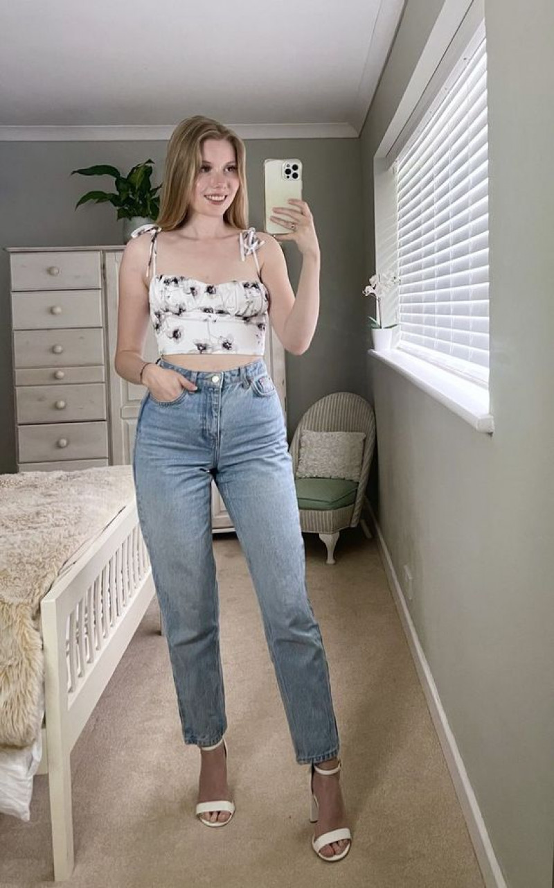 jeans, slim-fit pants, mom jeans, light blue casual trouser, white crop top, high-rise