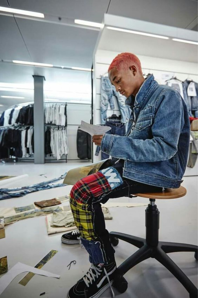 g star raw jeans jaden smith, jeans g-star raw, jaden smith, light blue denim shirt, black trainer