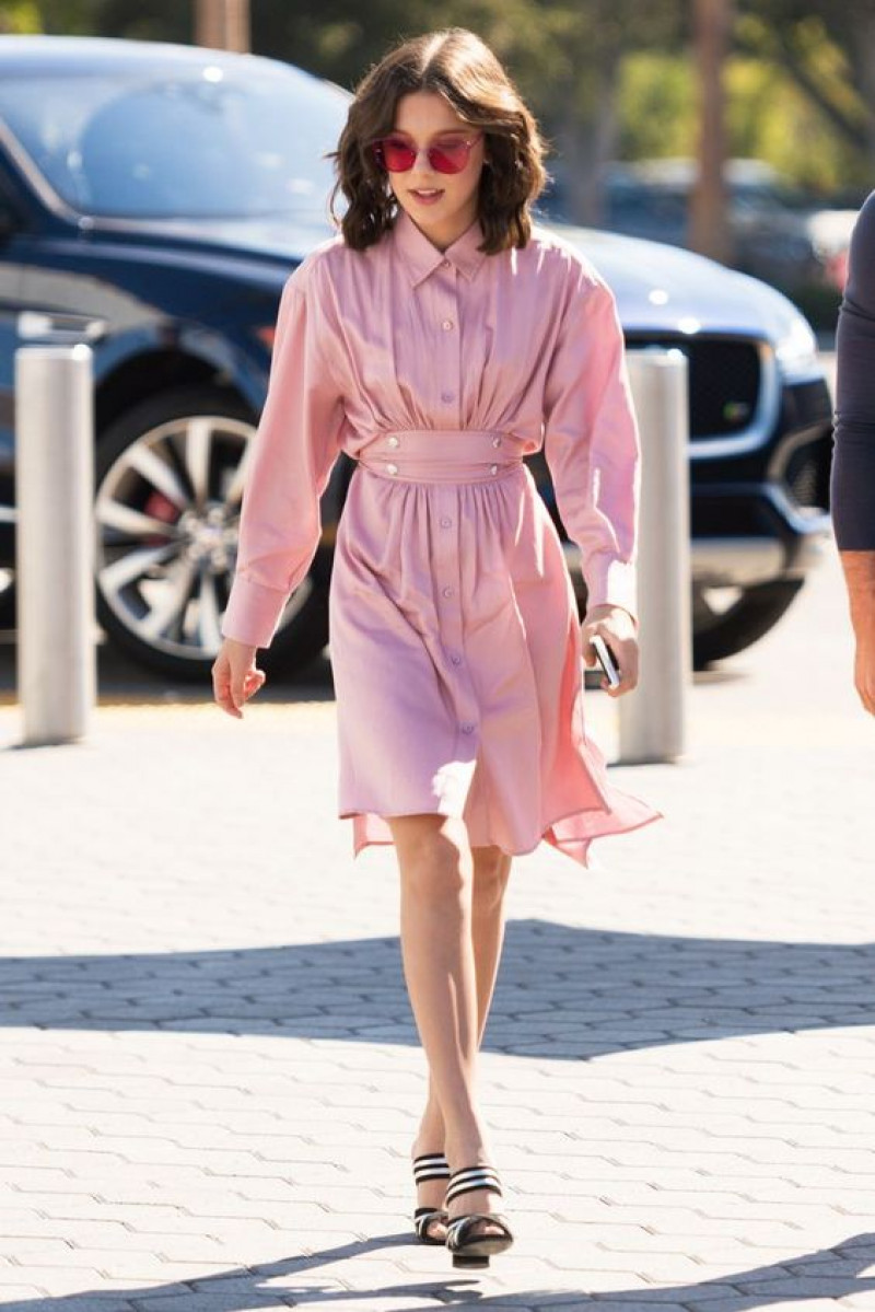 millie bobby brown style, millie bobby brown, red carpet, pink midi dress, black sandal, stranger things - season 3, screen actors guild awards, celebrity style, stranger things