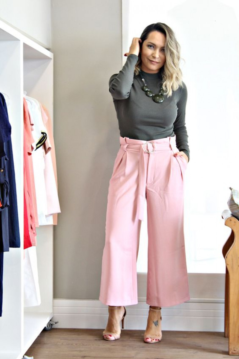 fashion model, pink casual trouser, black sweater, beige sandal