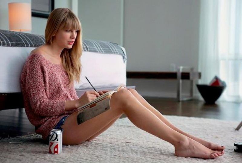 taylor swift girl at home, girl at home, taylor swift