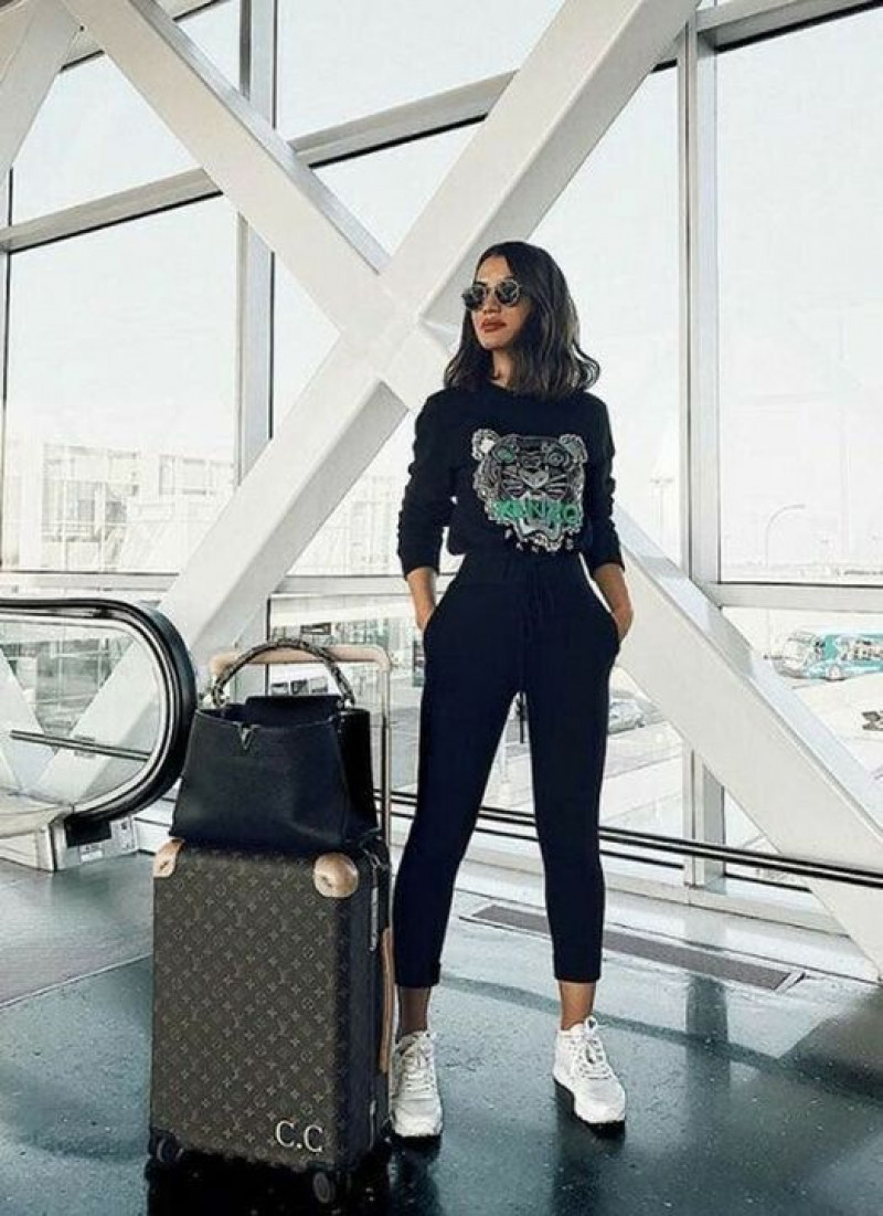 airport look women, black jeans, blue t-shirt, white trainer