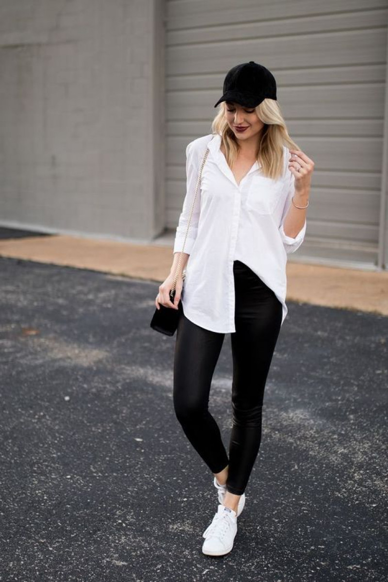 look com camisa branca e legging, white shirt, black sportswear legging, white sneaker