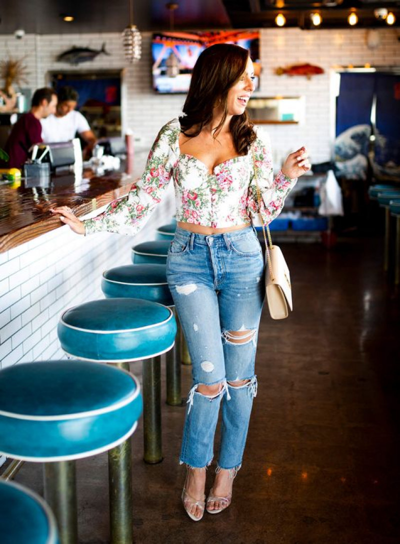 jeans, hudson jeans, black hair, high-rise, crop top, light blue casual trouser, beige formal sandal