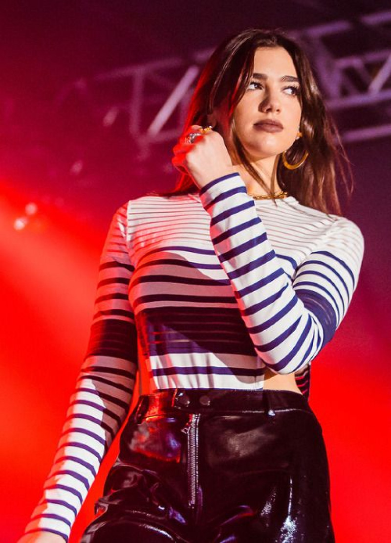 Dua Lipa Wows Audiences With Sexy Outfit