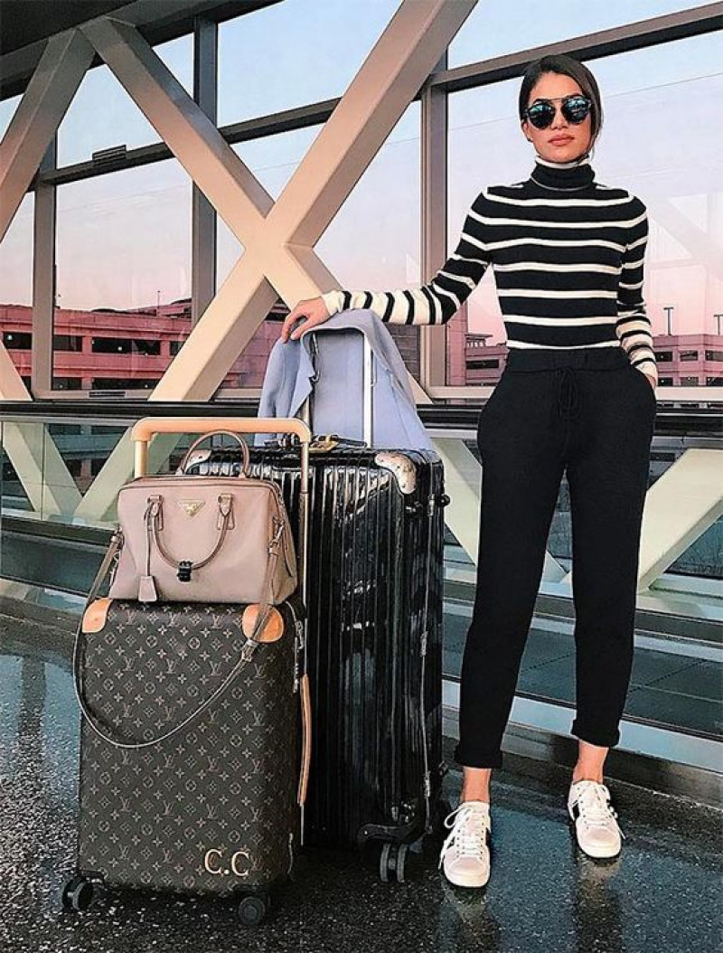 best travel outfits, black casual trouser, sweater, beige sneaker