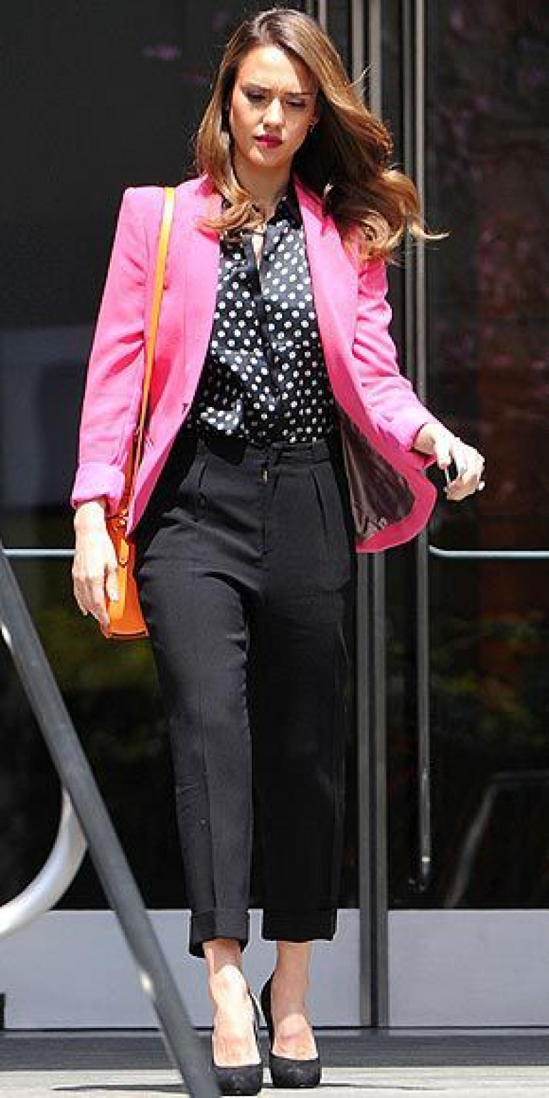 giacca fucsia outfit elegante, performing arts, leather jacket, pink suit jackets and tuxedo, black casual trouser, black pump