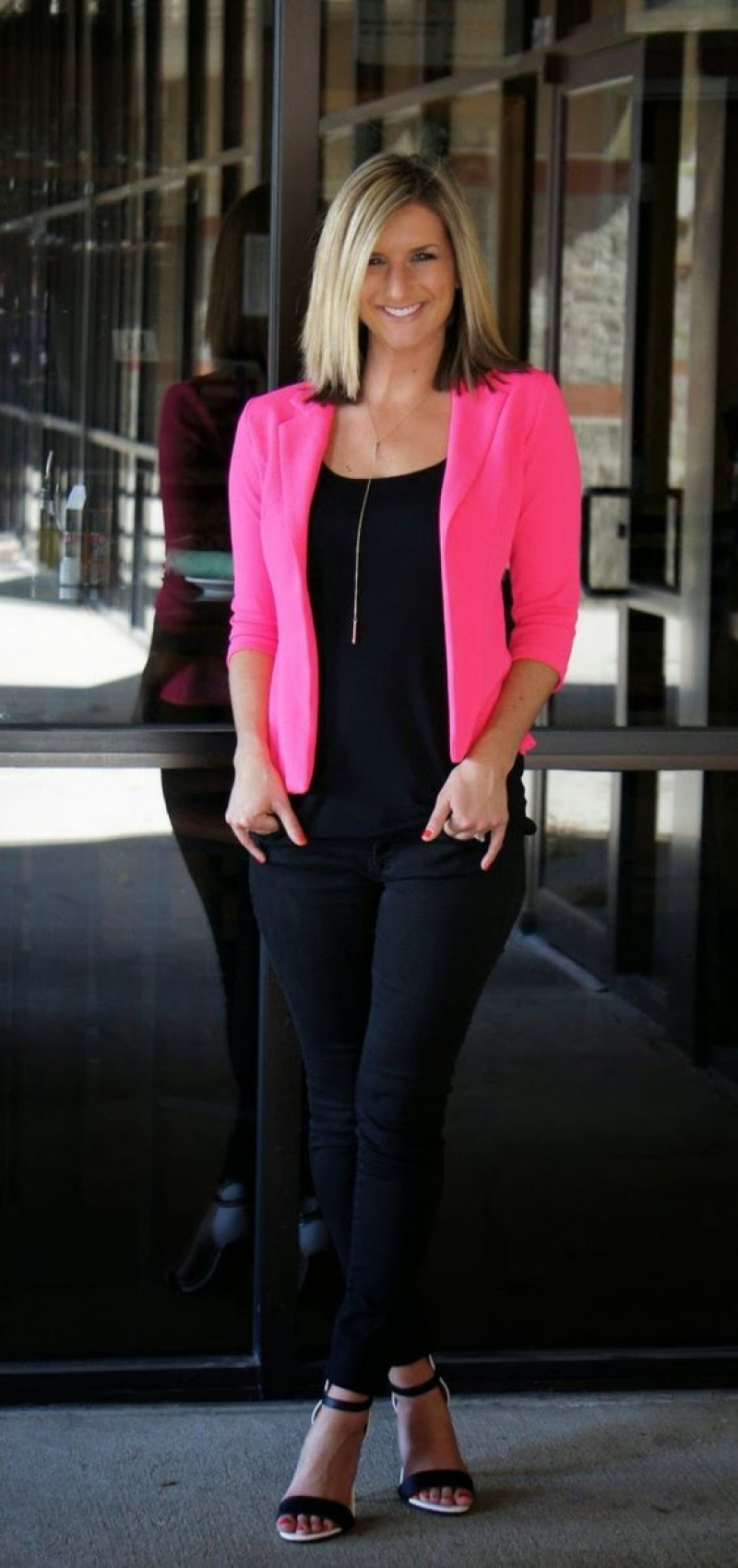 blazer fucsia mujer outfit, blazer hot pink, blazer rosa, pink suit jackets and tuxedo, black jeans, black sandal, black casual boot chelsea and ankle boot