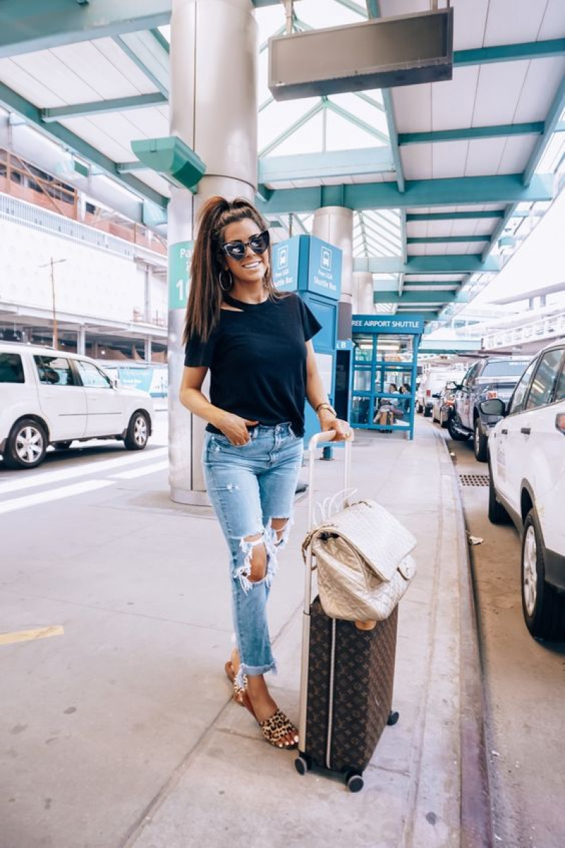 outfit aeropuerto mujer verano, luggage and bags, airport fashion, travel fashion, light blue casual trouser, blue t-shirt, brown slipper