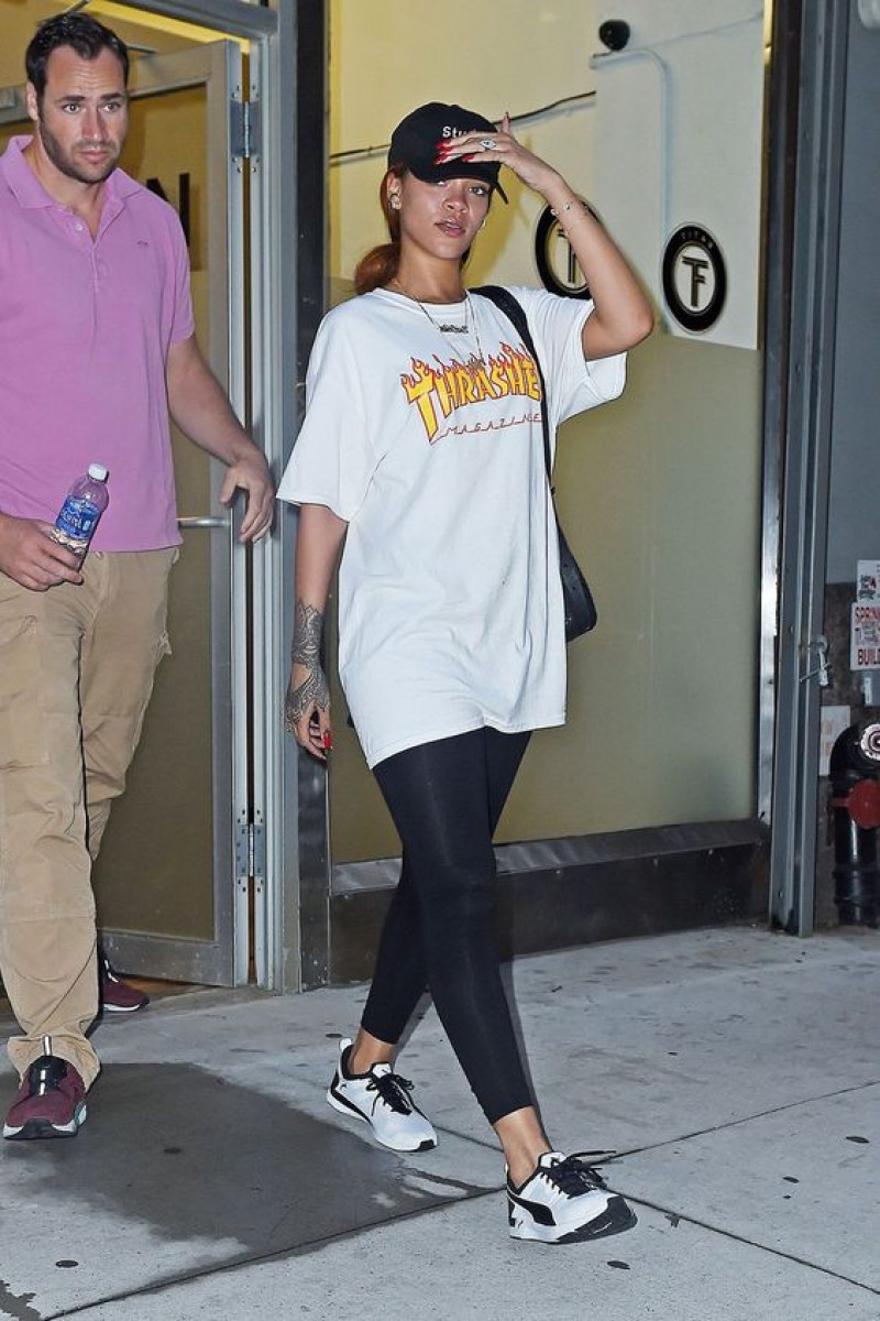 oversized shirt with leggings, purple and violet polo-shirt, blue legging, white trainer