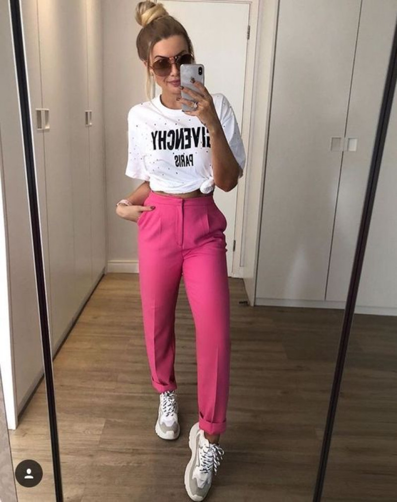 jaqueta rosa feminina, active pants, pink casual trouser, white t-shirt, white trainer