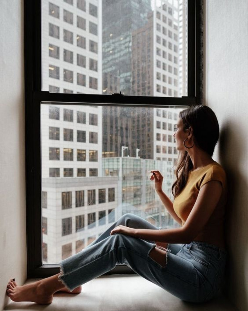 victoria park feet, victoria justice, interior design, beige tank top, brown pump