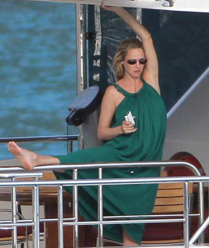 shoulder, avoirdupois dram, yacht-urlaub, uma thurman, green top, beige pump