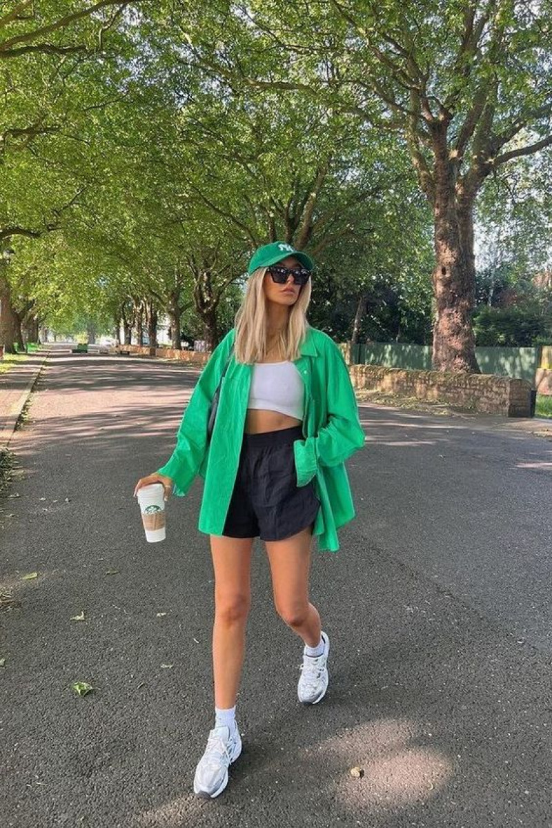 camisas oversize verde, green jackets and coat, black hotpant, white trainer, white sneaker, white classic sock sock