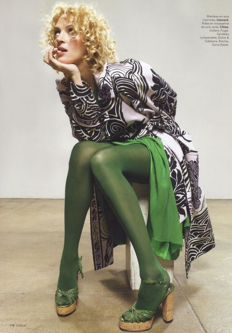 uma thurman nylon feet, crop top, green sandal, green free time shoe, green flip-flop