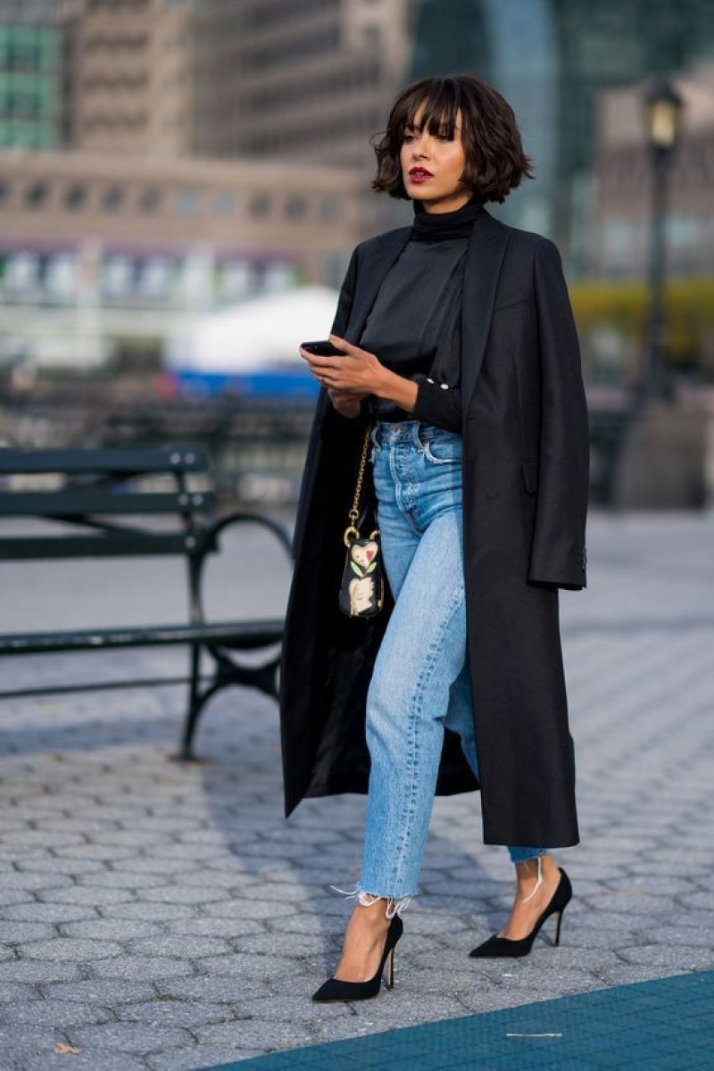 urban chic style, chic fashion, street style, chic denim, black trench coat, light blue casual trouser, black pump